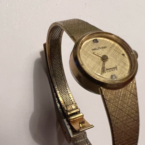 WALTHAM DIAMOND QUARTZ vintage HONG KONG  90s? Watch textured matte gold dainty - Picture 5 of 7